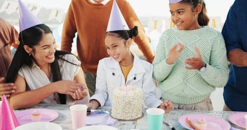 Zehnjährige feiern gemeinsam einen Kindergeburtstag in Stuttgart