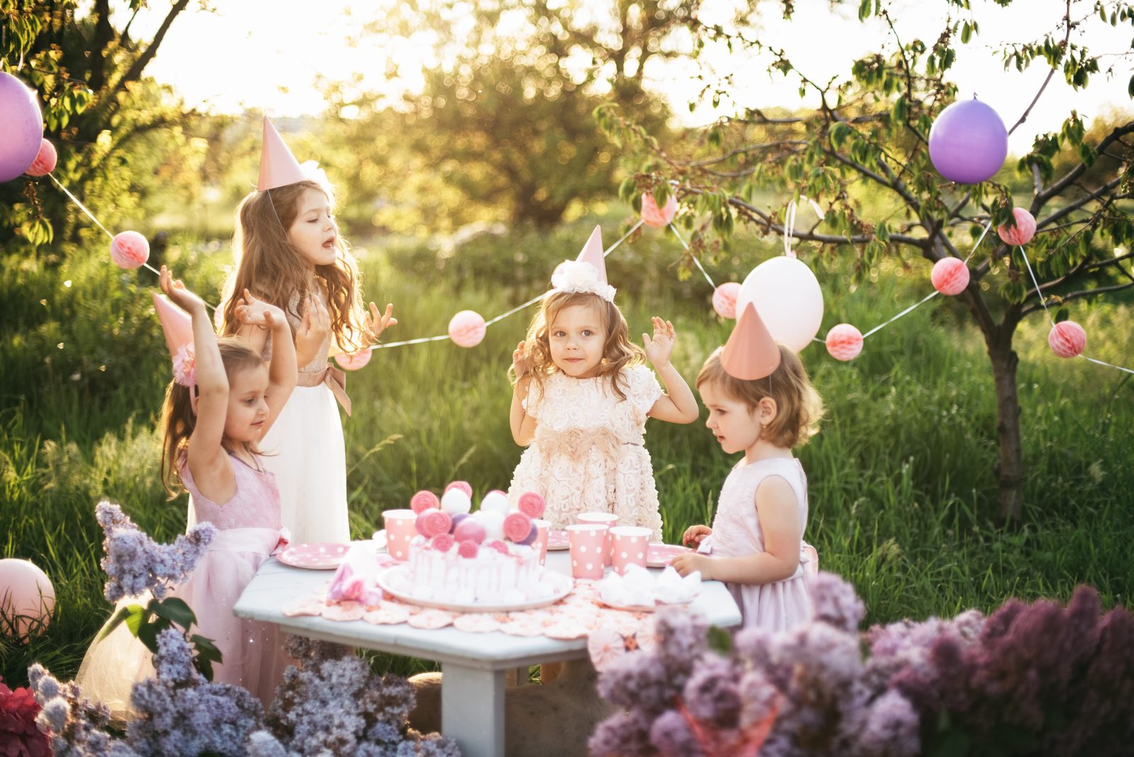 Kinder feiern gemeinsam einen Outdoor-Kindergeburtstag in Stuttgart