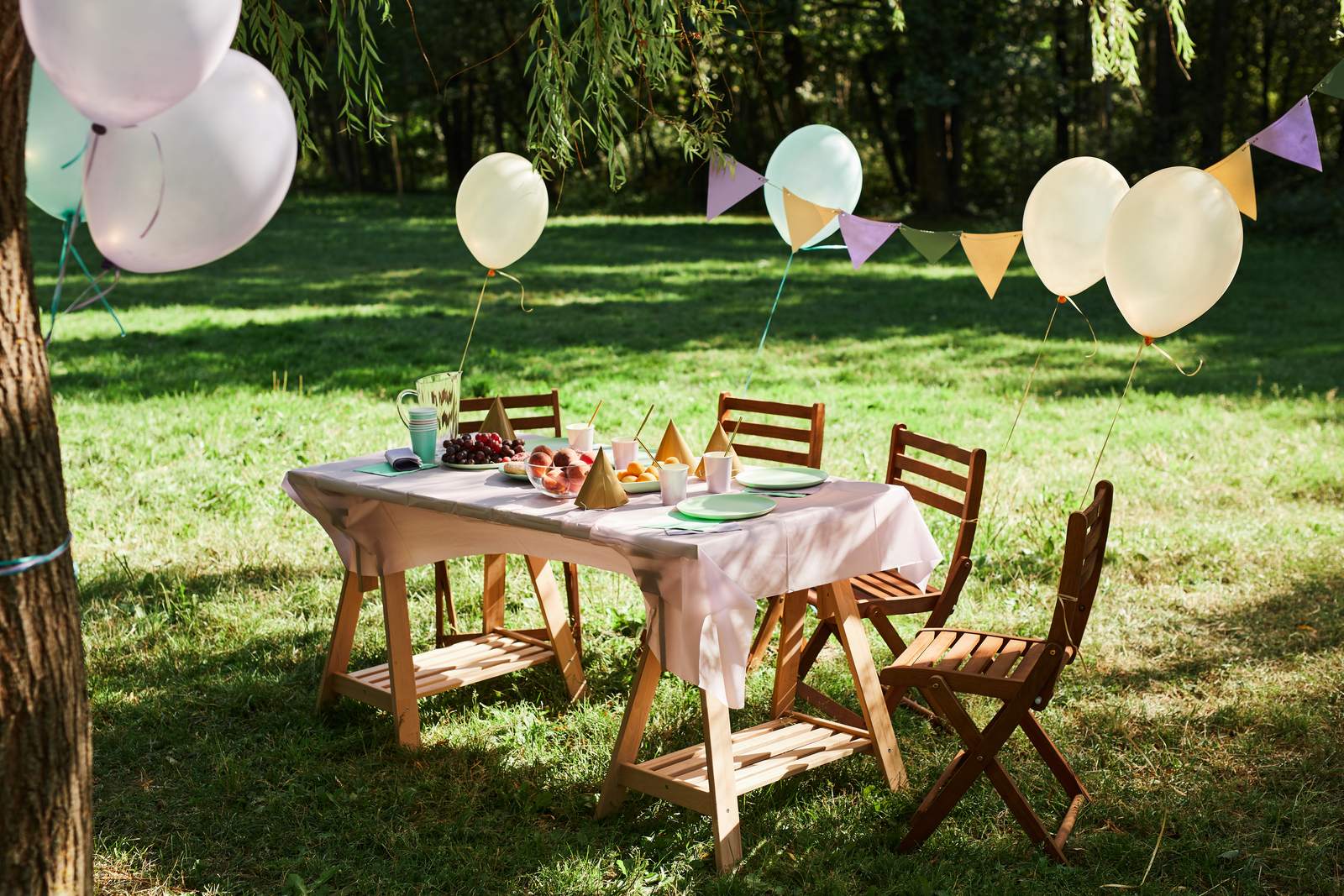 Bunter Picknicktisch für einen Kindergeburtstag draußen in Stuttgart