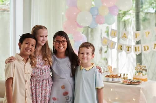 Geschwisterkinder feiern gemeinsam einen Kindergeburtstag in Stuttgart
