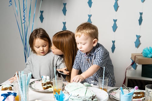 Kindergeburtstag Stuttgart Geschwisterkinder gemeinsam am Geburtstagstisch
