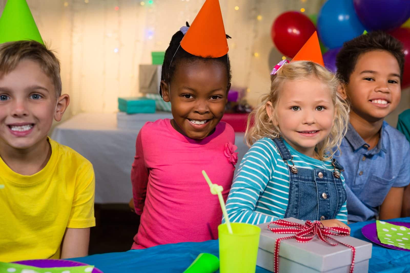 Freunde feiern in kleiner Gruppe einen Kindergeburtstag in Stuttgart