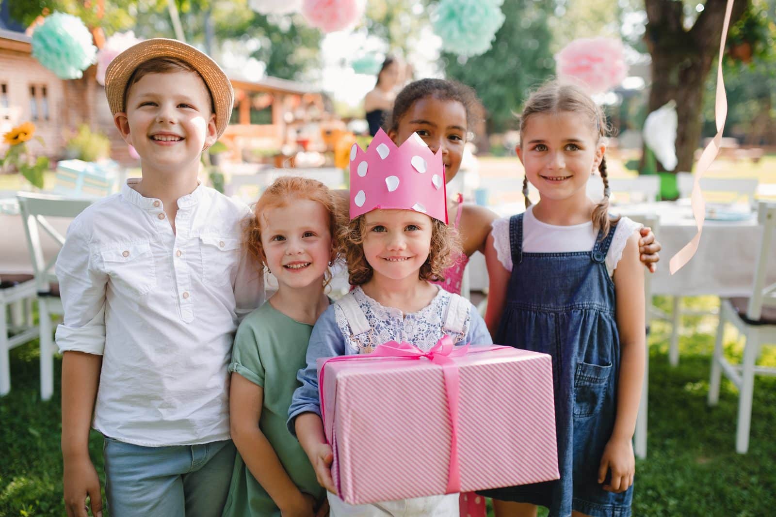Geburtstagskind erhält ein Geschenk von Freunden in Stuttgart