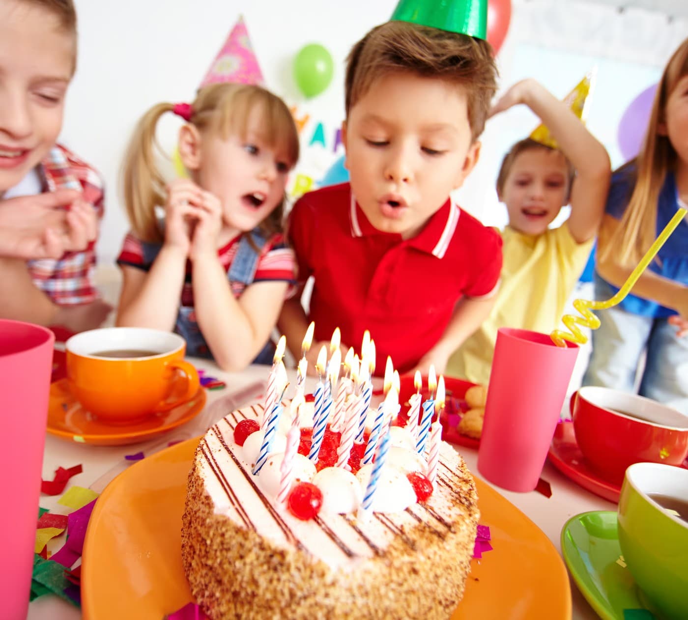 Kinder feiern in Stuttgart gemeinsam mit Geburtstagstorte